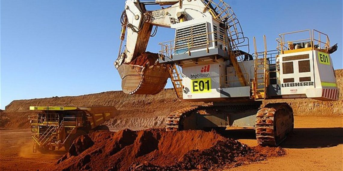 Minera Angloaustraliana registra producción récord de mineral de hierro ante mejoría en productividad