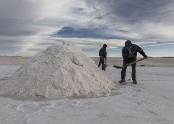 Mayor yacimiento de litio del mundo implica desafíos ambientales y económicos para Perú