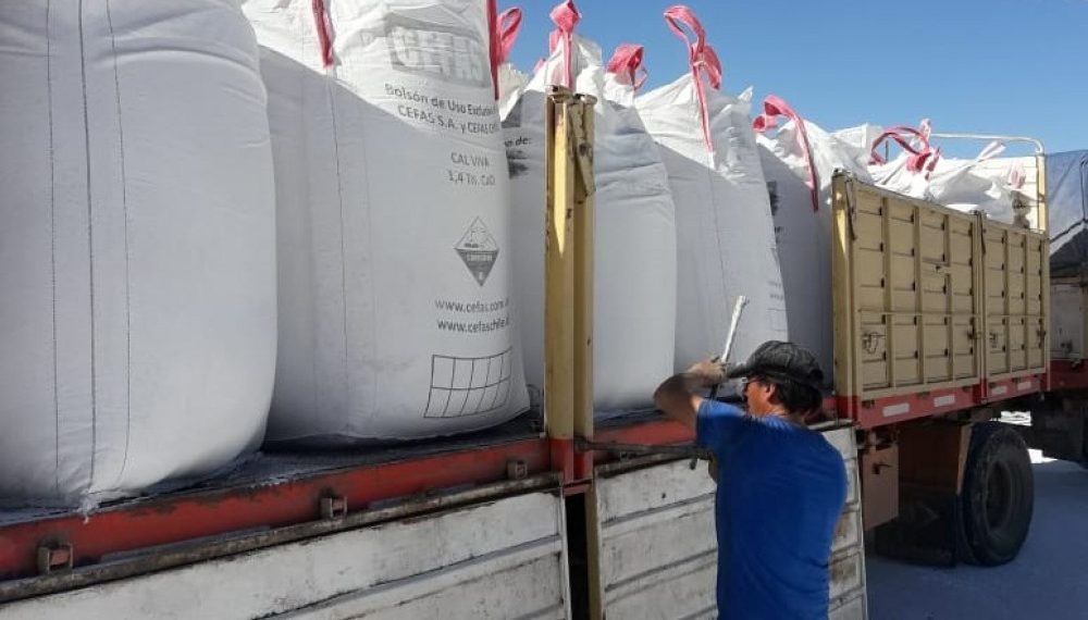 Se realizan en San Juan los primeros envíos de cal de cooperativas