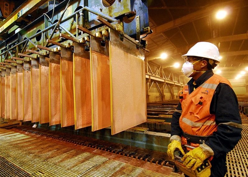 Estrechez de mercado del cobre aumenta: inventarios caen 60% en ocho meses