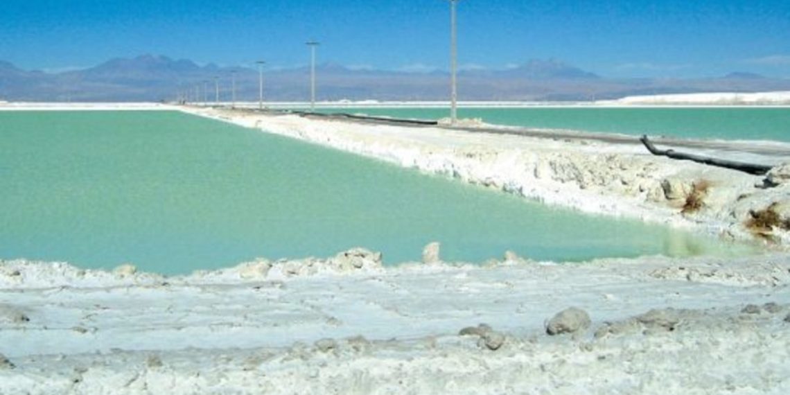 Litio: Argentina le gana a Chile en la carrera de inversiones por “oro blanco”