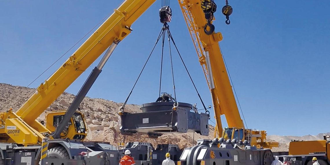 Operarios locales de San Juan arman la pala hidráulica más grande del país