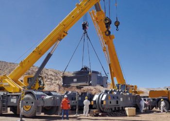 Operarios locales de San Juan arman la pala hidráulica más grande del país