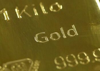Oro anota leve alza mientras acciones caen desde máximos de ocho meses
