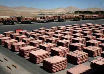 El cobre sube y el plomo toca mínimo de dos semanas por alza de inventarios