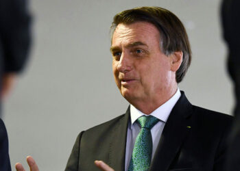 Bolsonaro afirma que busca legalizar la minería en reservas indígenas