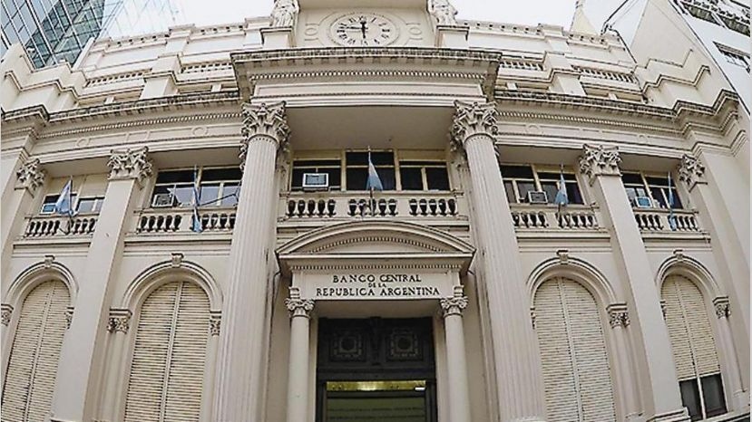 BCRA analiza eximir a energéticas y mineras de restricciones a la compra de dólares para pago de deuda