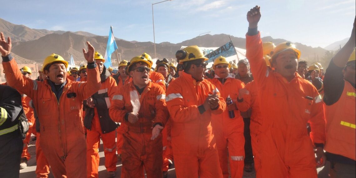 Trabajadores de minera Aguilar rechazan «declino» de recursos y piden preservar empleos