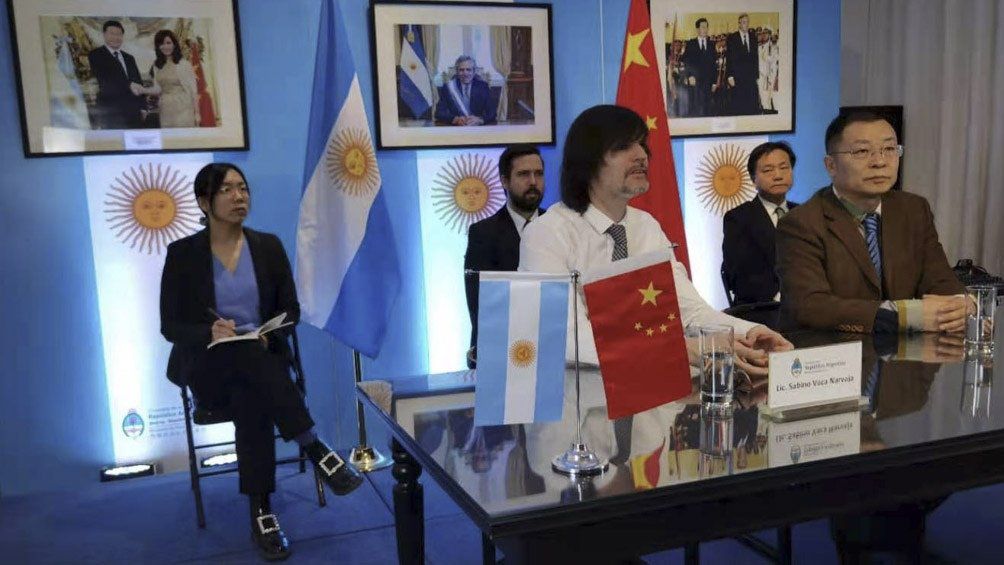 Desarrollo Productivo firmó acuerdo con empresa china para fabricar baterías de litio en el país