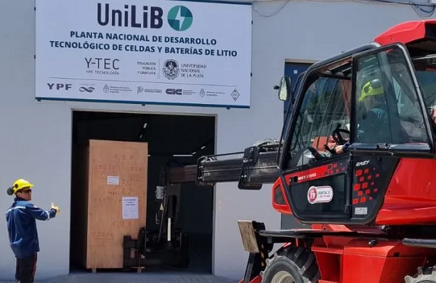 Llegan las máquinas para la primera planta de desarrollo de baterías de litio del país
