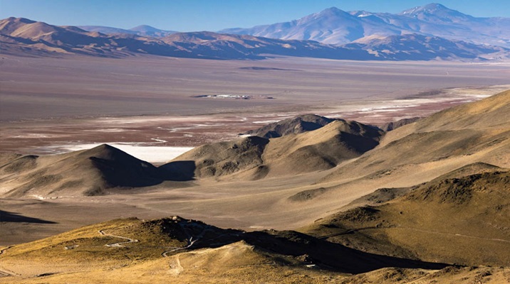 El proyecto está ubicado a una altitud de entre 3.500 y 4.500 metros sobre el nivel del mar. Consta de más de 70.000 hectáreas en la parte occidental del departamento de Calingasta, en San Juan.