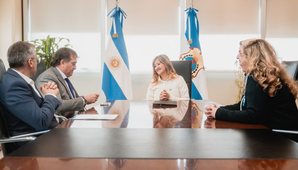 El Ministerio de Educación de San Juan firmó un convenio con Los Azules