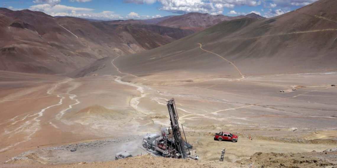Hallan un pórfido rico en oro en Filo del Sol