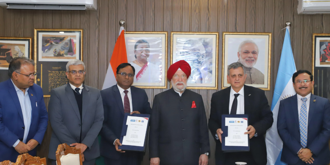 Acuerdo entre YPF e India para la venta de gas licuado y el desarrollo de litio