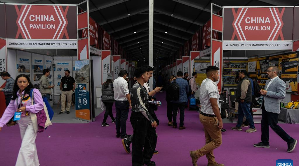 Centenares de empresas chinas exhiben sus productos y servicios en Expomin