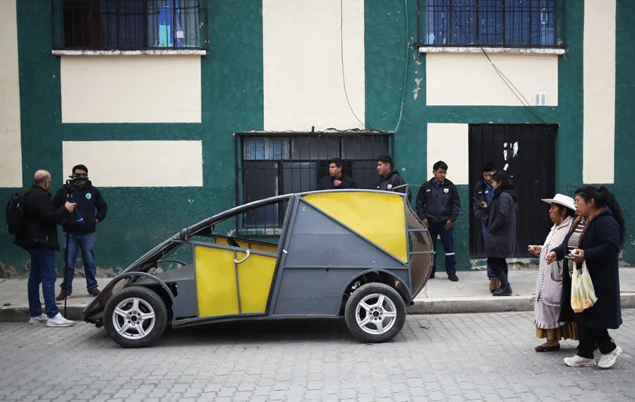 Bolivia presenta el prototipo de auto eléctrico ‘Katari MRC5’ con batería nacional