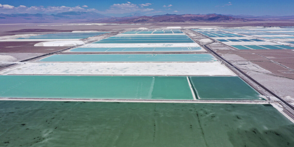 Caída en las acciones de productores chinos de litio tras advertencias sobre sus resultados en 2023
