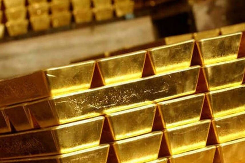 El oro cae levemente ante avances en acuerdos comerciales y aumento en rendimientos de bonos