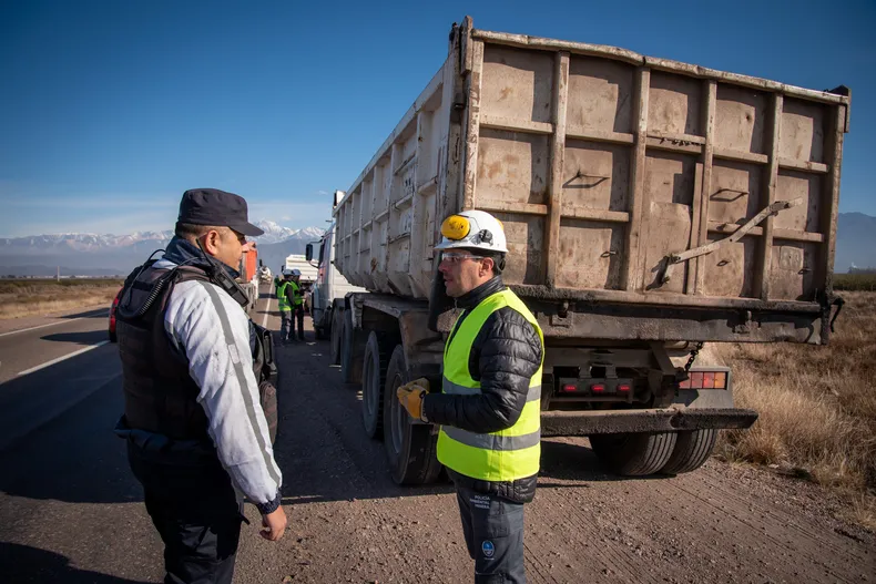 Mendoza intensifica controles en el transporte de minerales en operativo en la Ruta 7