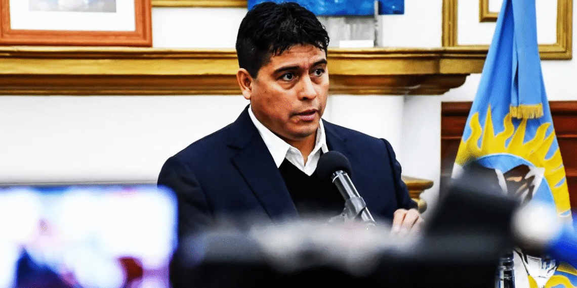 El gobernador de Santa Cruz pide que los trabajadores mineros residan en la provincia