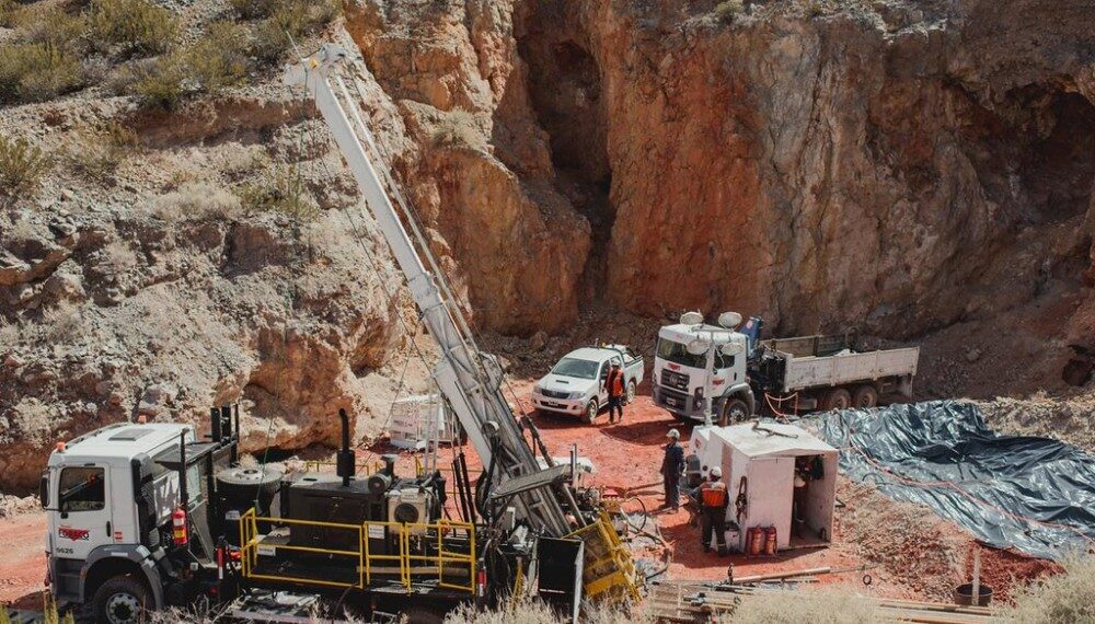 Challenger Gold asegura 30 millones de dólares para avanzar en Hualilán y proyecta primera producción de oro en enero de 2026