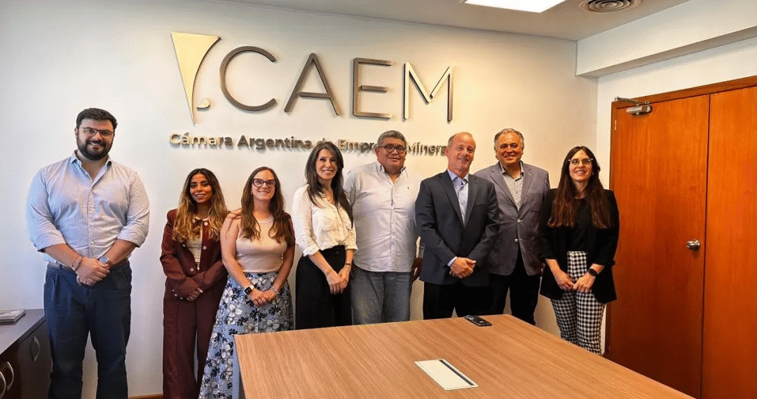 CAEM y ASIJEMIN firman acuerdo pionero que moderniza licencias y promueve la inclusión de género en la minería argentina