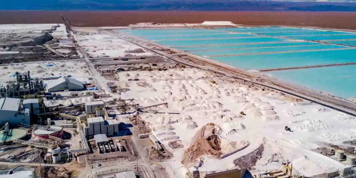 Codelco y SQM presentarán en junio el estudio ambiental para definir el futuro del litio en Chile