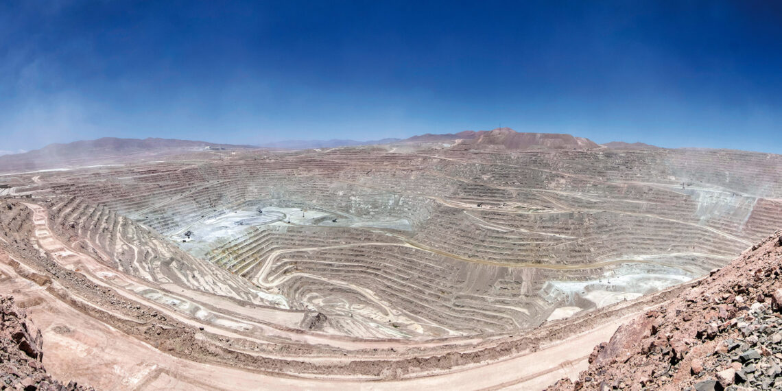 Producción de cobre en Chile cae 13,8% en abril y arrastra la actividad económica