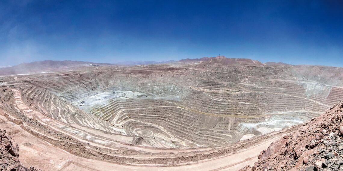 BHP vende sus líneas de transmisión en Chile y redefine la estrategia minera en la región